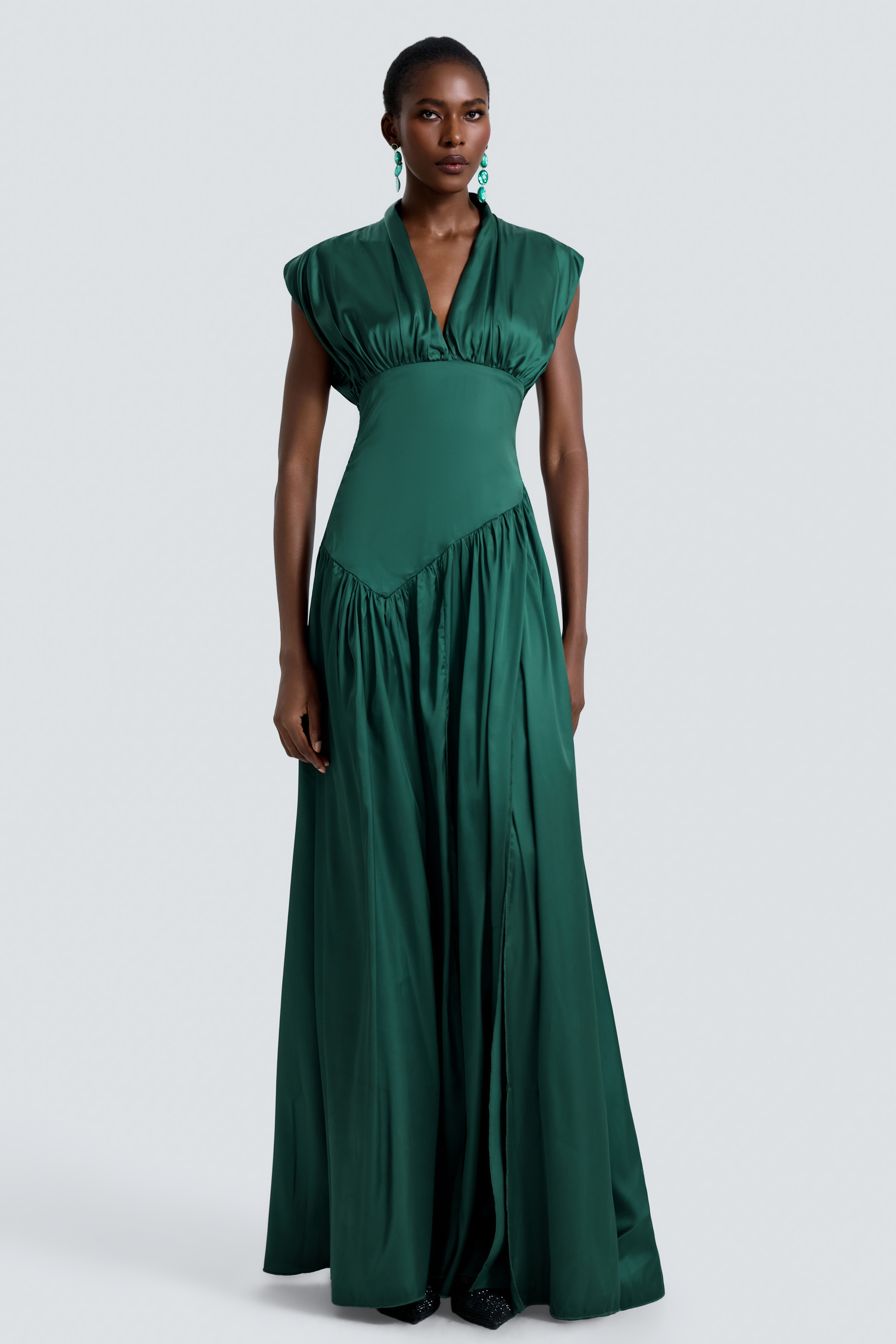 Vestido largo de satén con escote halter y lazo