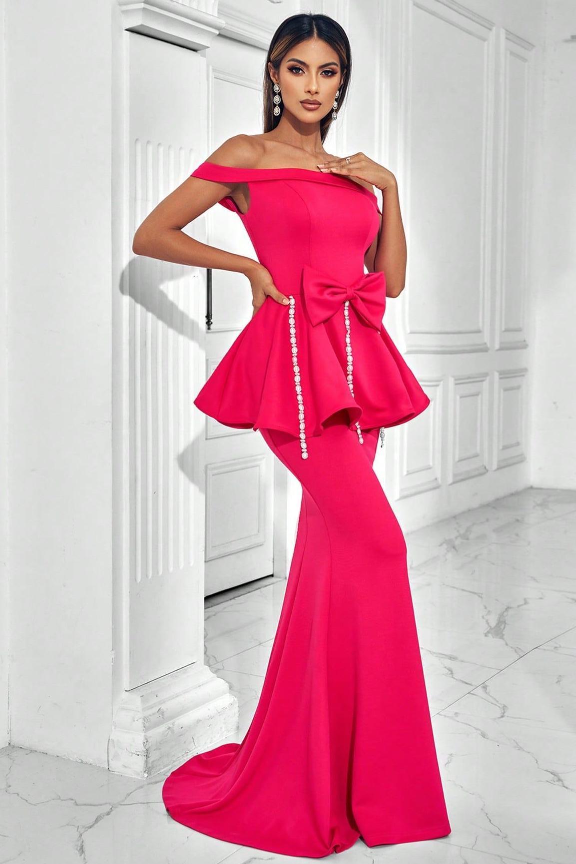Vestido largo con lazo y hombros descubiertos y perlas de imitación