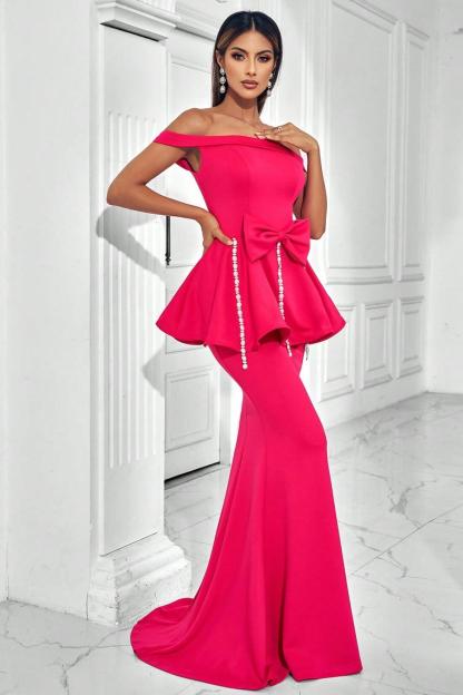 Vestido largo con lazo y hombros descubiertos y perlas de imitación