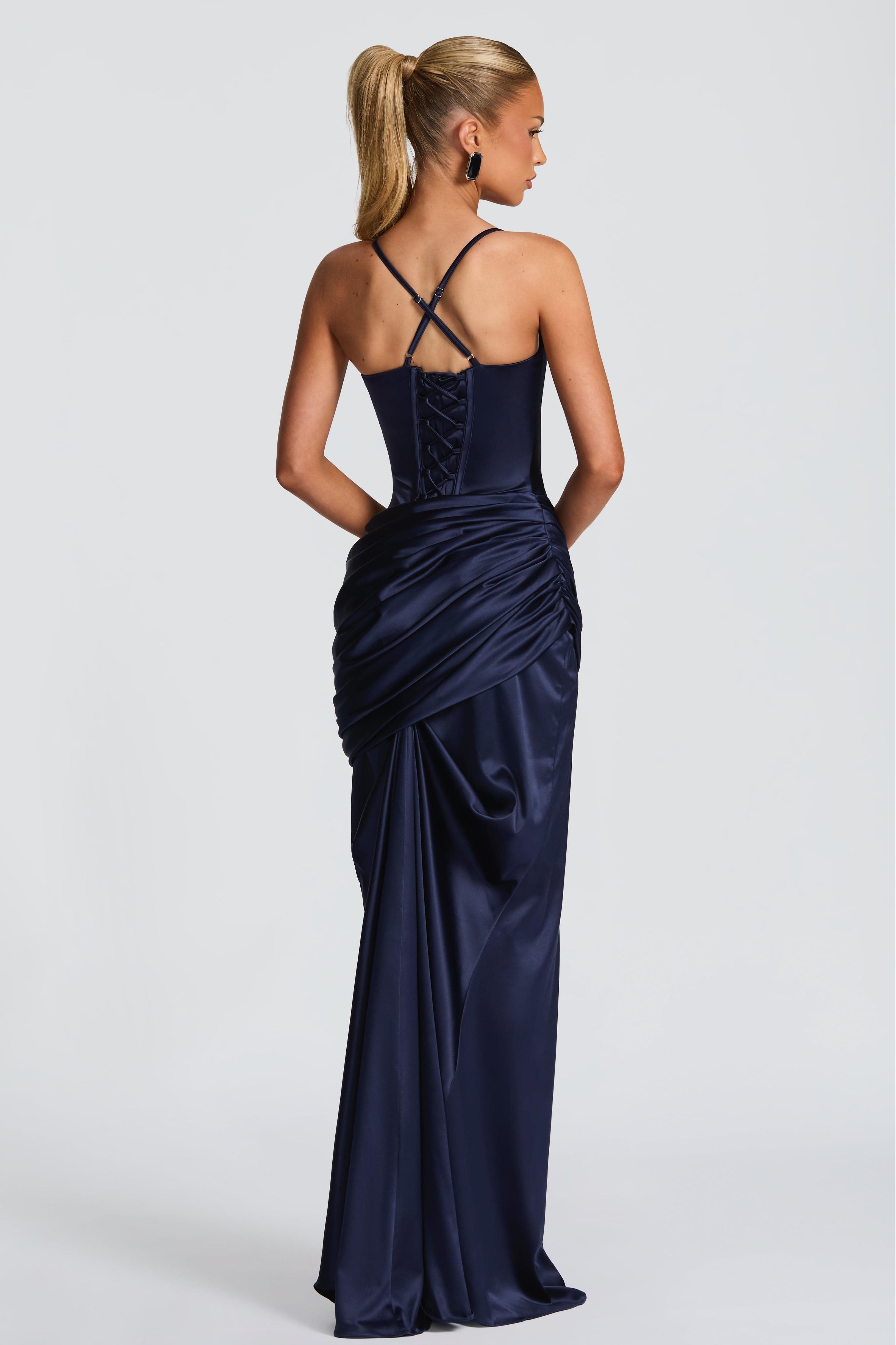 Vestido largo fruncido de satén con lazo