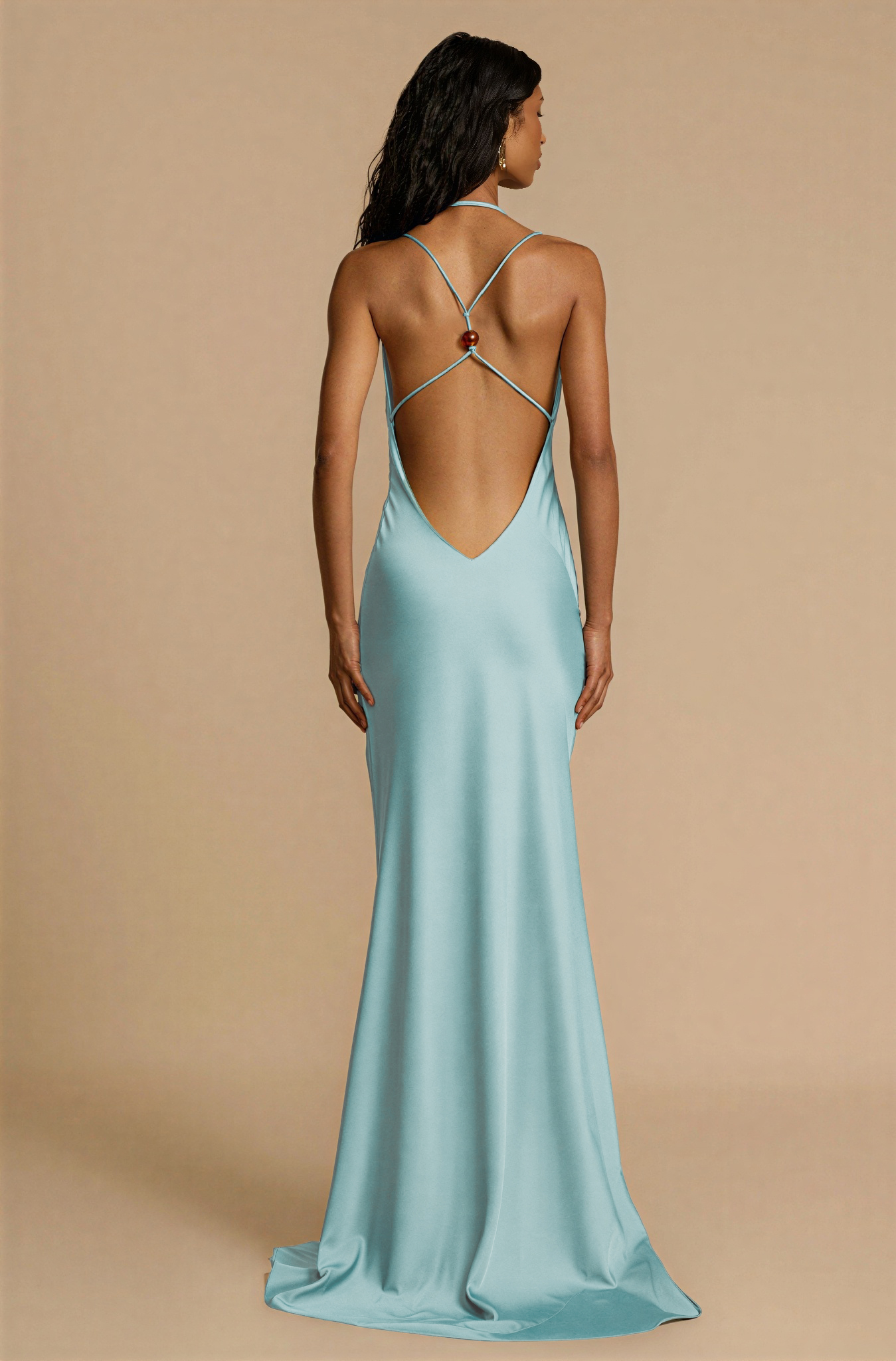 Vestido largo de satén con cuello acampanado y detalles de cuentas