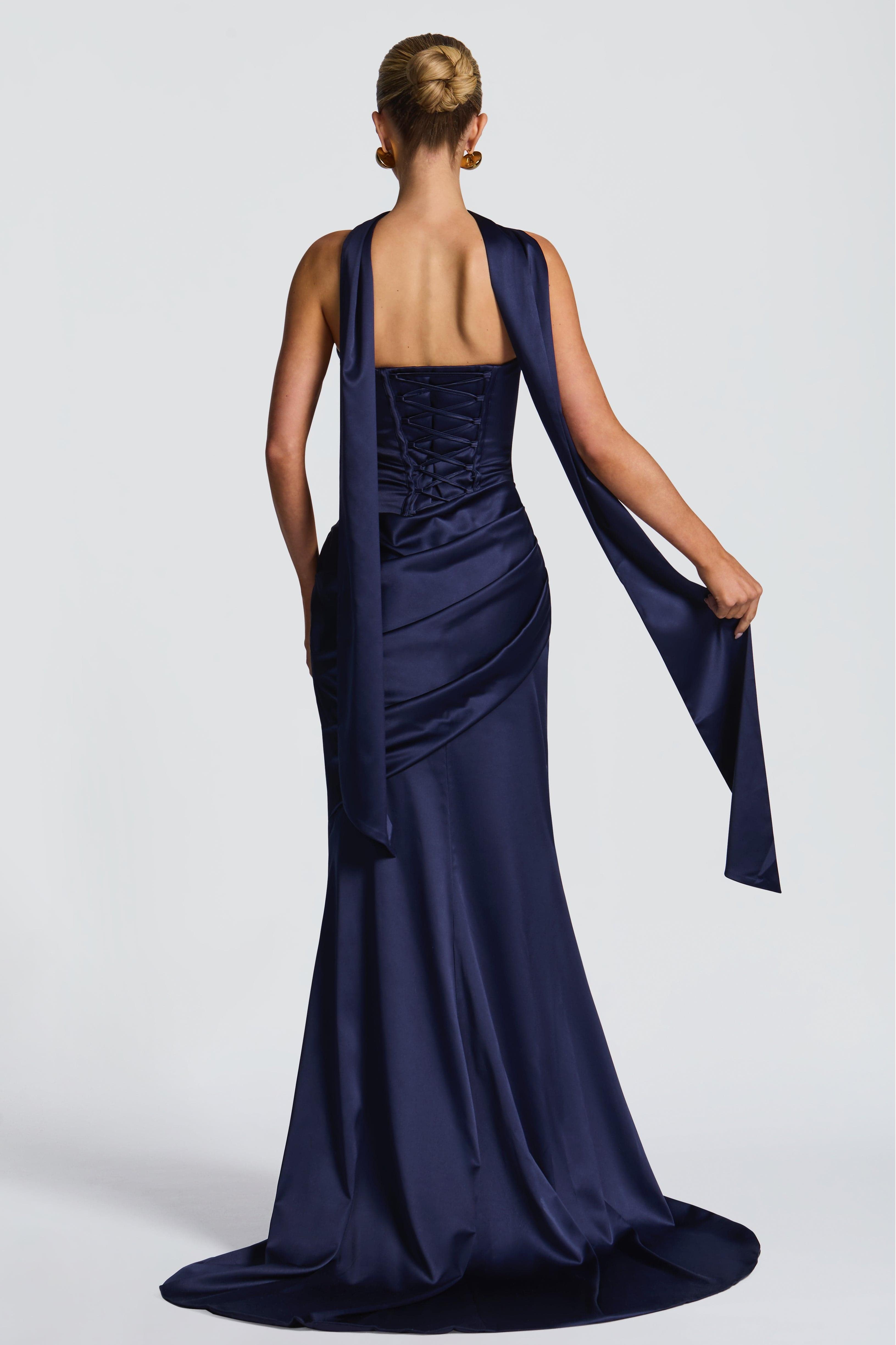 Vestido largo de satén plisado con hombros descubiertos