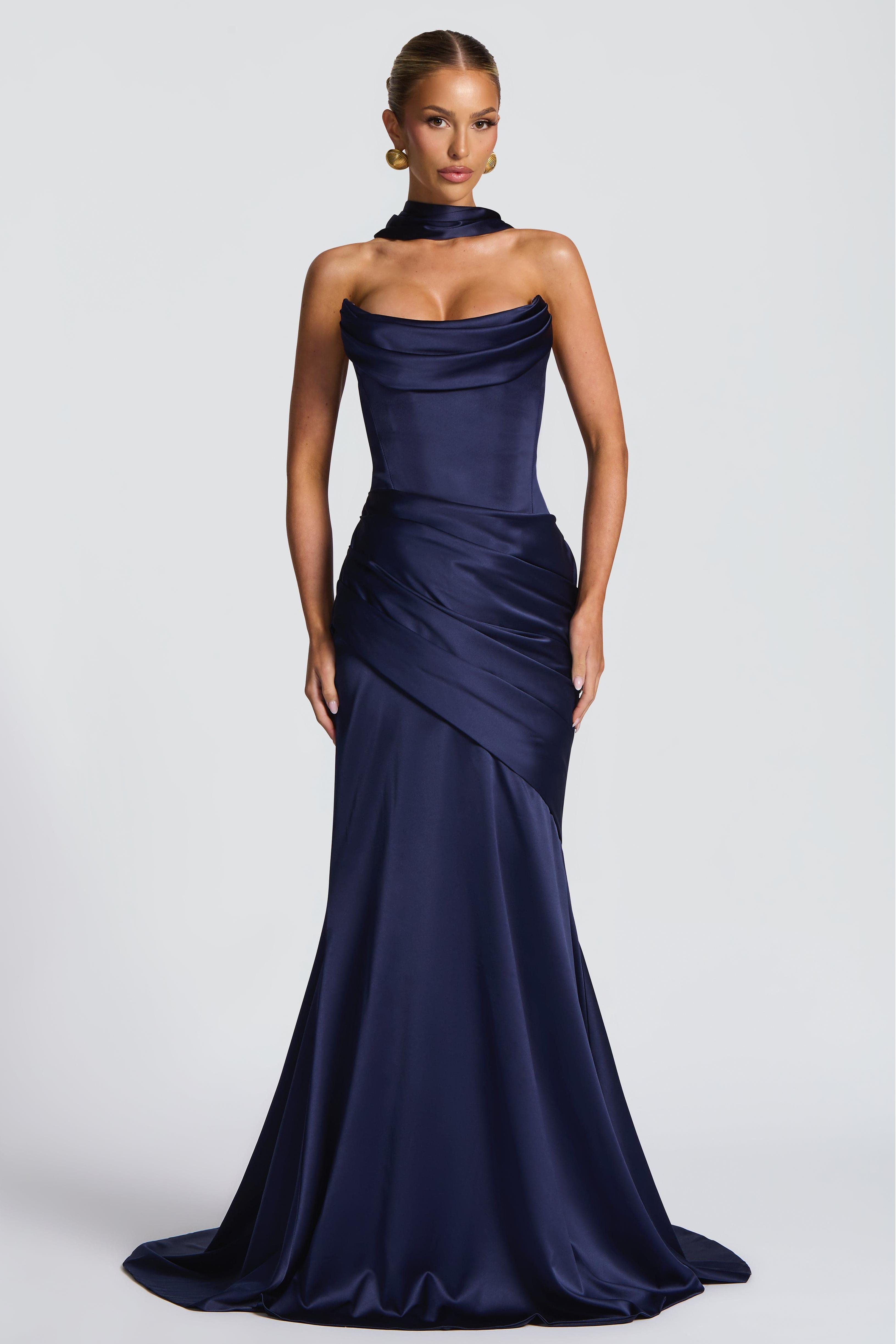 Vestido largo de satén plisado con hombros descubiertos
