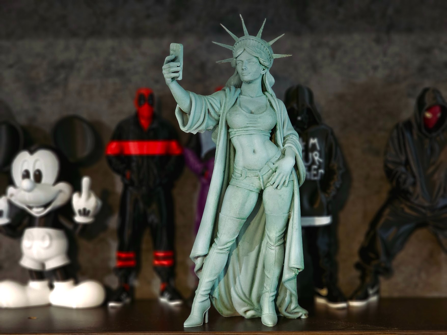 Statue of Liberty Selfie Figurine-250th Anniversary Commemorative Edition