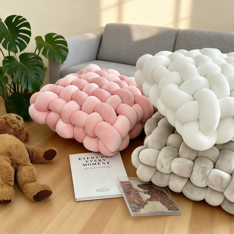 Detailaufnahme vom Scandinavian Knot Throw Pillow