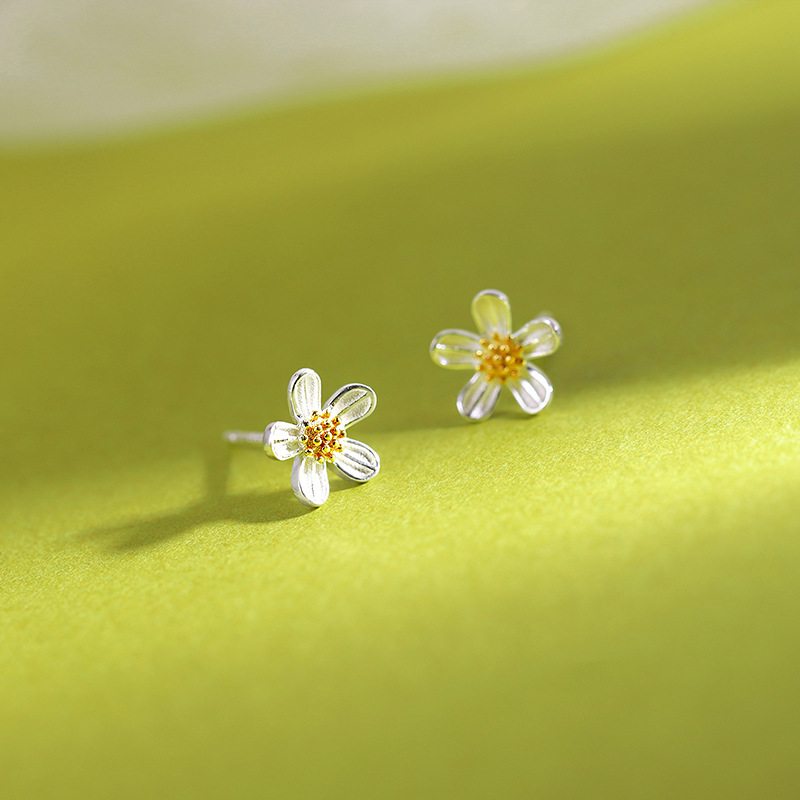 Daisy Flower Stud Earrings – Dainty Floral Earrings for Women & Girls - Cute Nature-Inspired Jewellery Gift | Lorajewel