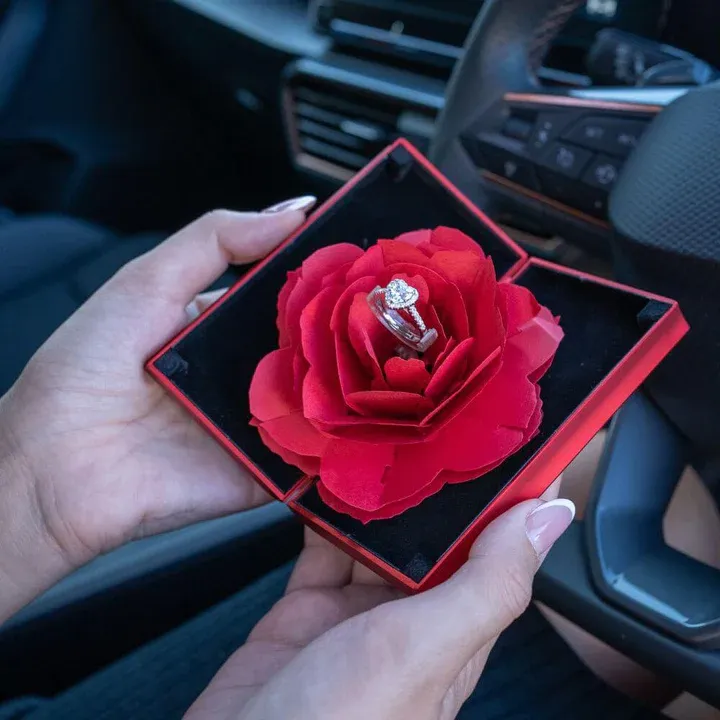 🌹Inel alb de cristal în inimă - Rose Folder Box
