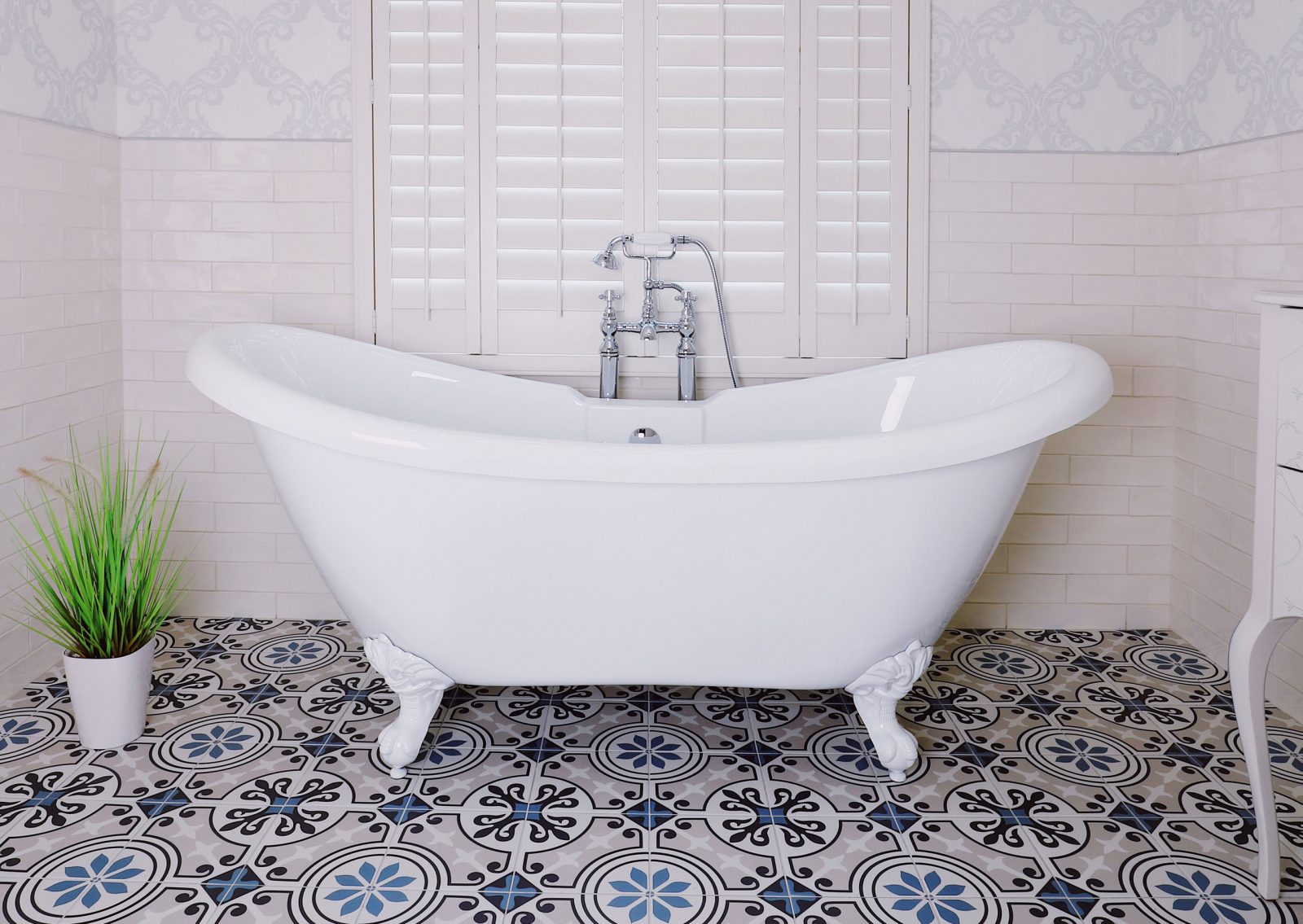 GS-fclde-wh Clara Traditional Freestanding Bath 1750 x 720mm — White with Chrome Ball & Claw Feet
