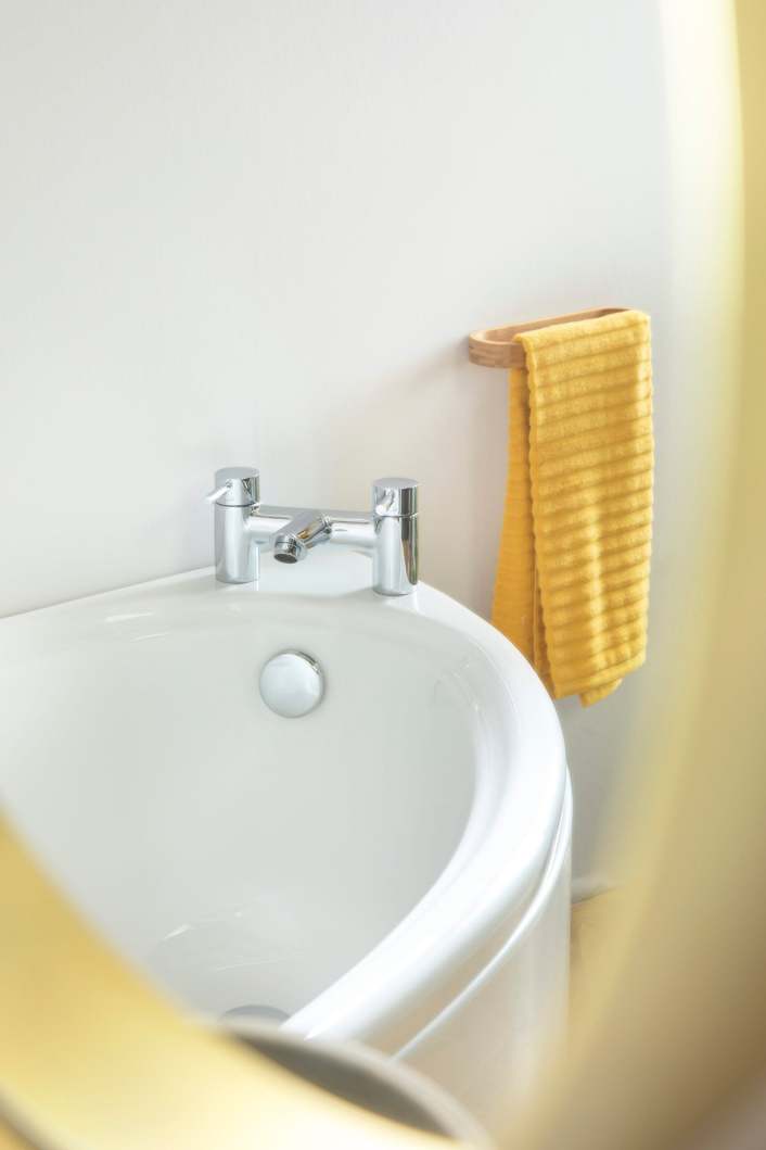 Carron Dove 1550 x 950mm Left Hand Offset Corner Bath