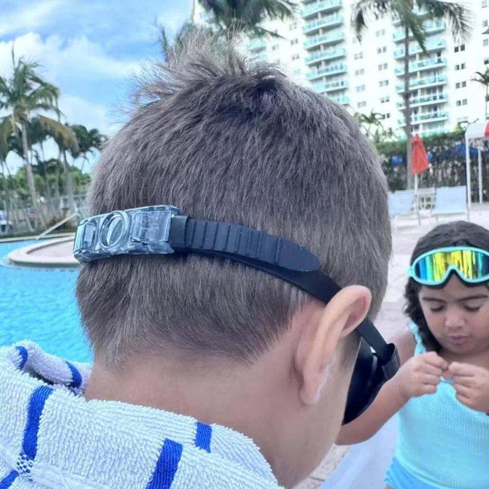Kid swim lesson with goggles