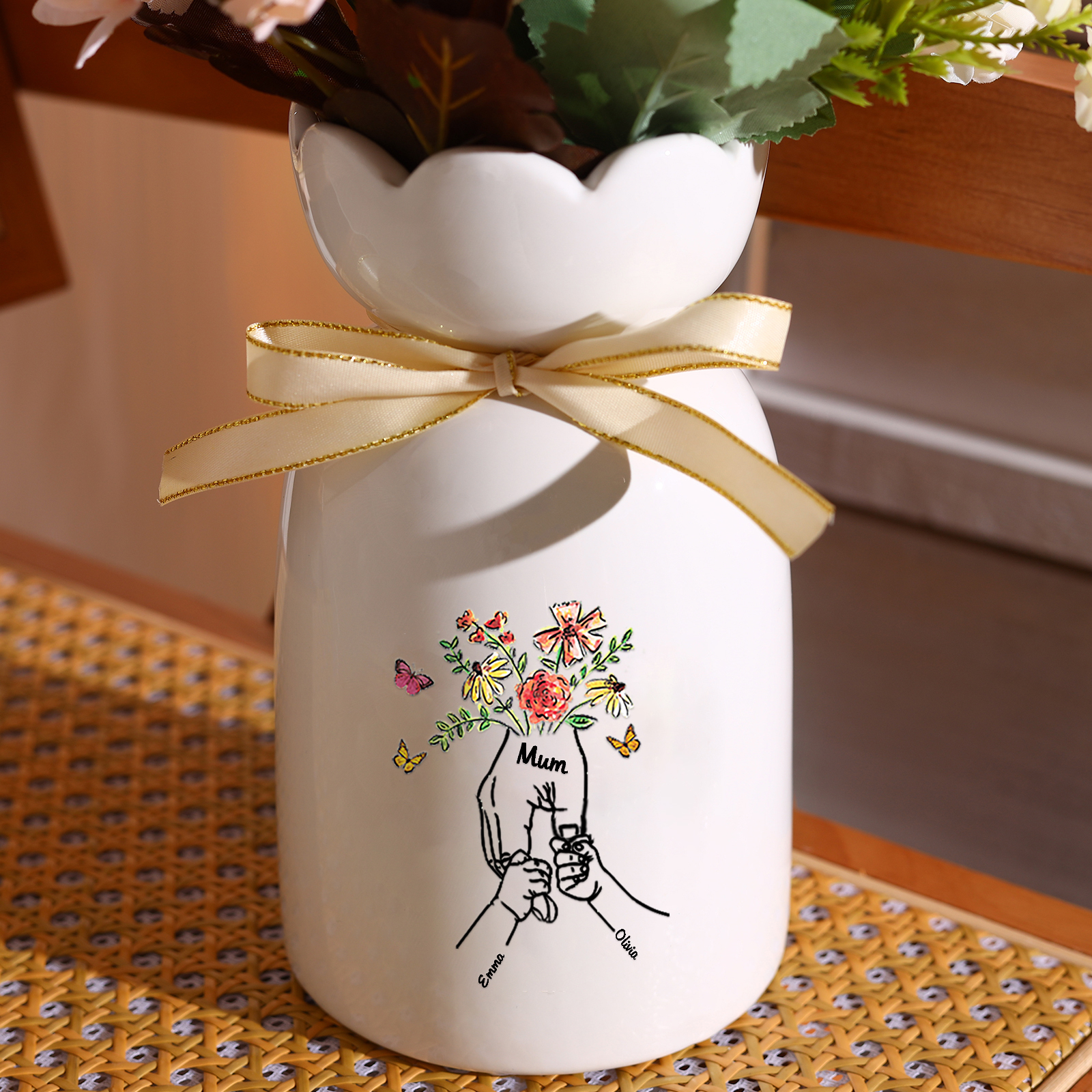 Personalised Ceramic Vase – Custom 2-8 Names & Text – Holding Hands Design – Unique Mother's Day Gifts for Her | Jessemade