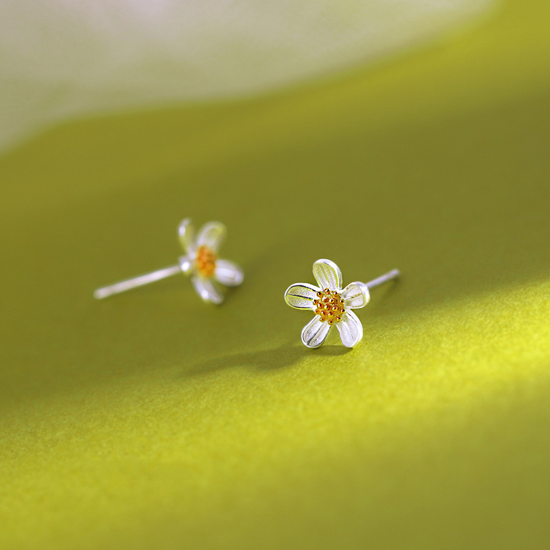 Daisy Flower Stud Earrings – Dainty Floral Earrings for Women & Girls - Cute Nature-Inspired Jewellery Gift | Jessemade