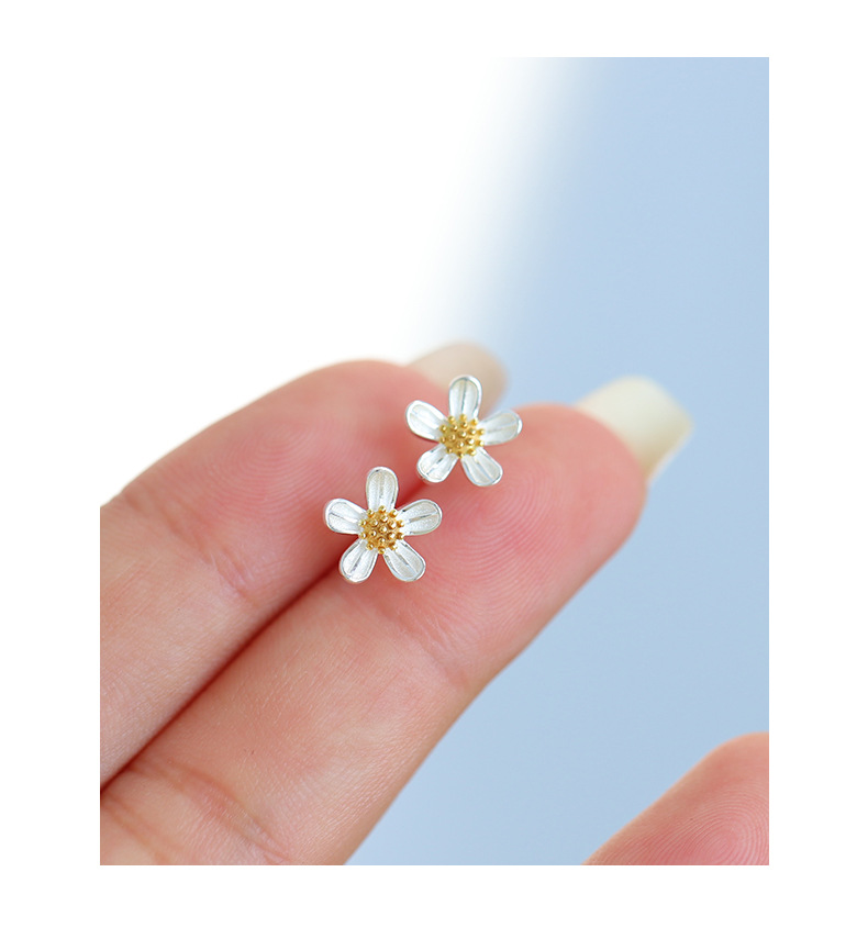 Daisy Flower Stud Earrings – Dainty Floral Earrings for Women & Girls - Cute Nature-Inspired Jewellery Gift | Jessemade