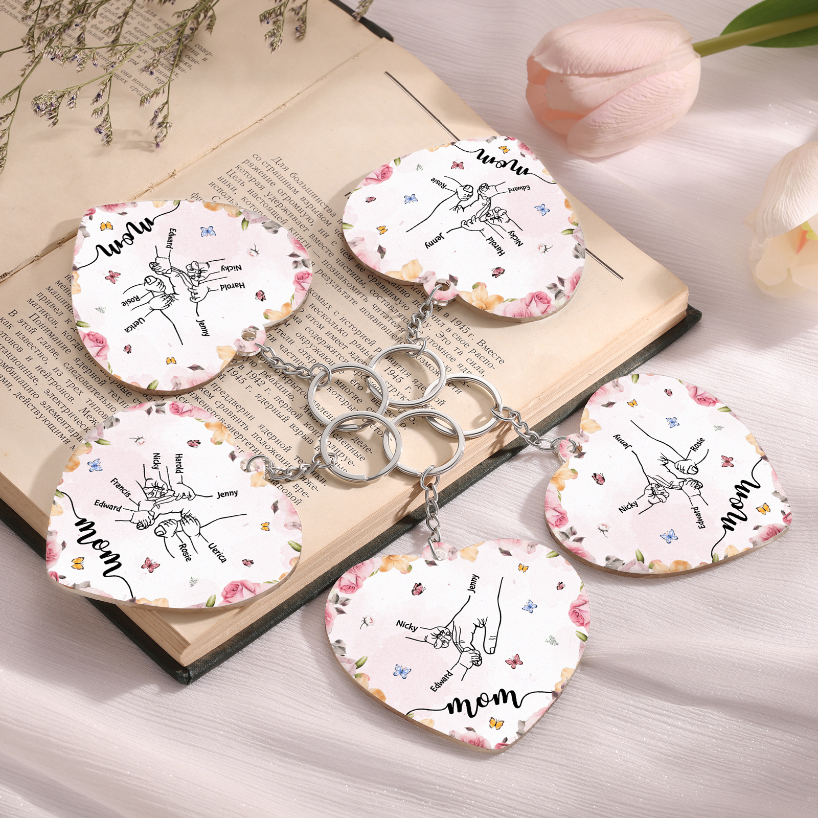 4 Names - Personalized Keychain Customized 4 Names and 1 Text Hand in Hand Keychain Gift for Mum/Nana