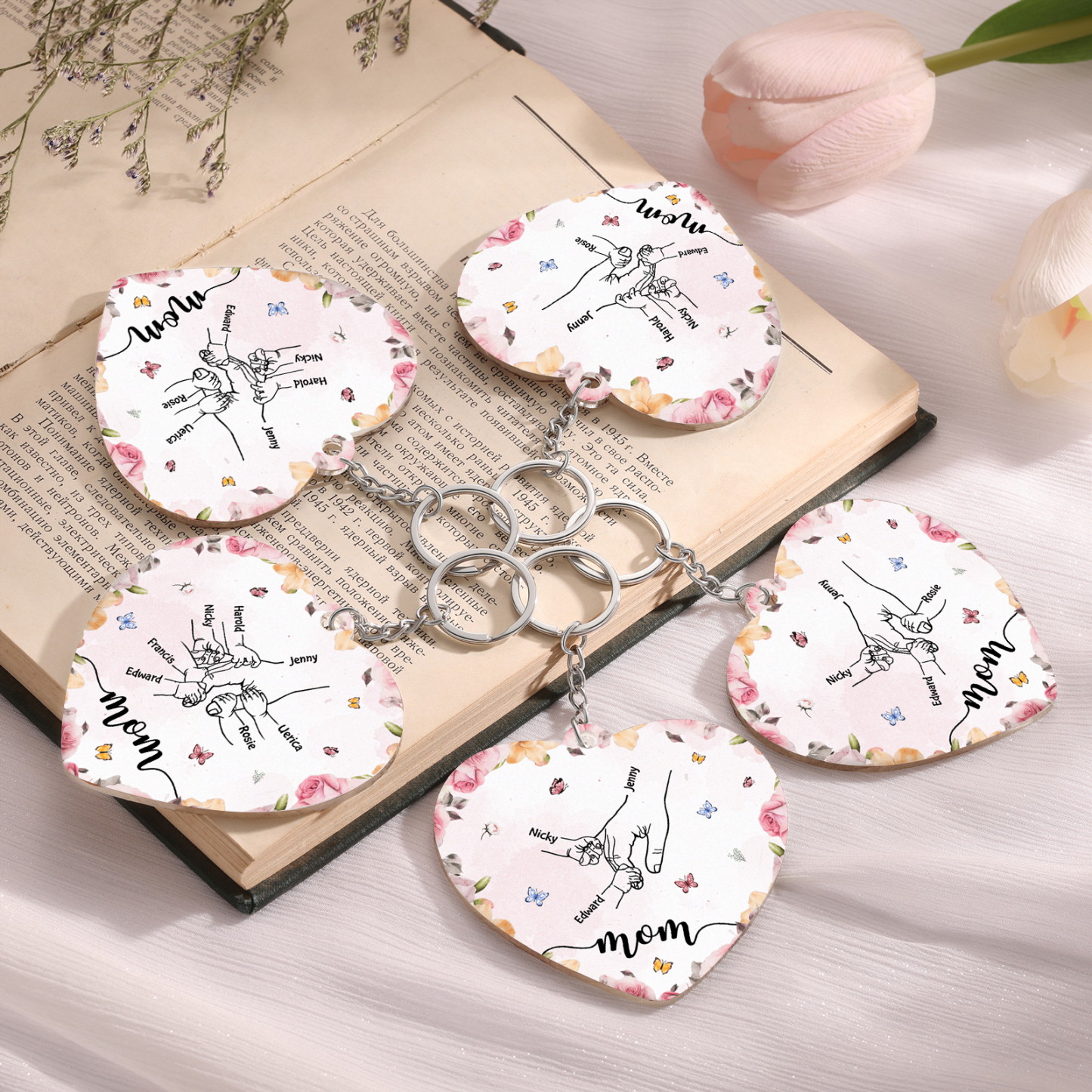 4 Names - Personalized Keychain Customized 4 Names and 1 Text Hand in Hand Keychain Gift for Mum/Nana