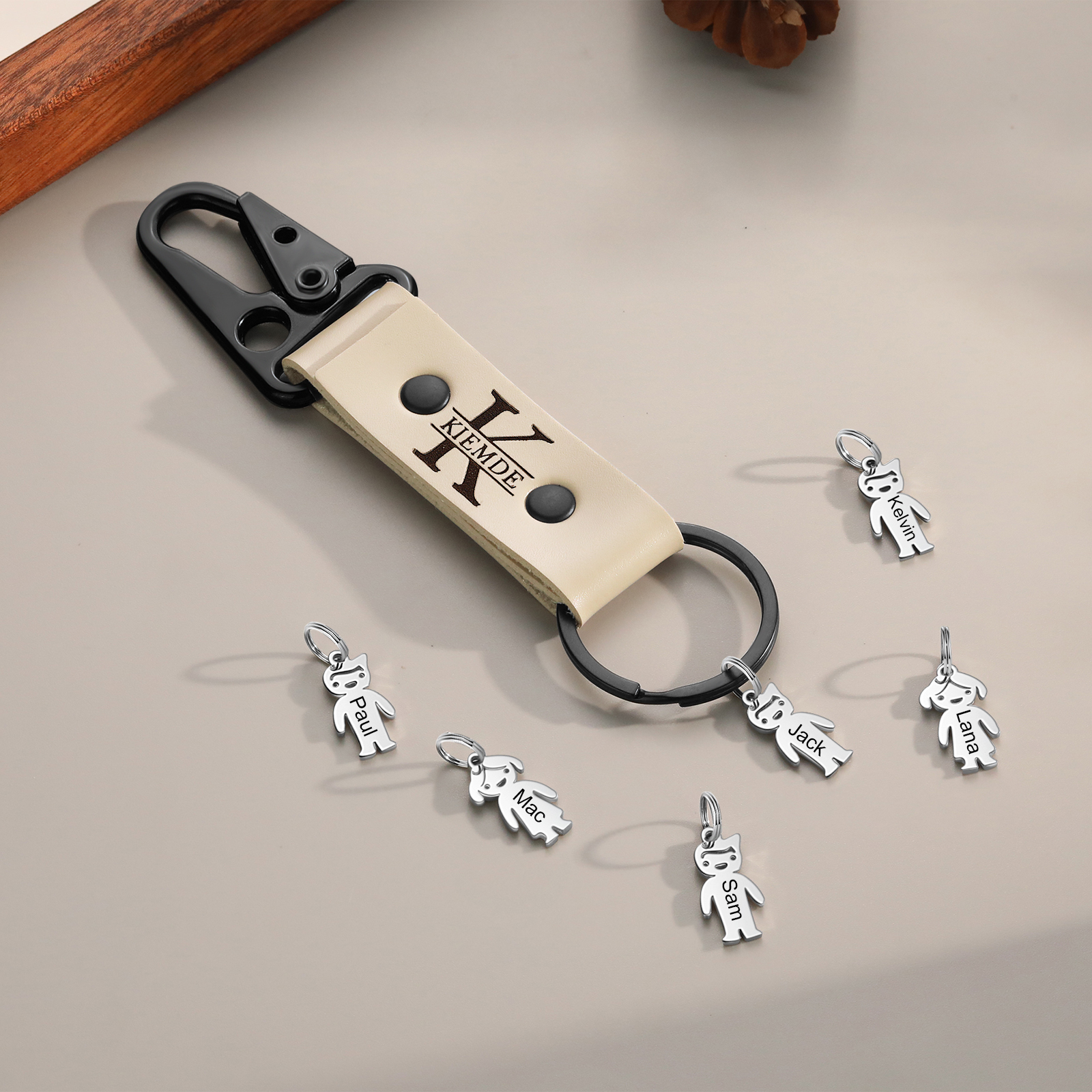 3 Names - Personalised Kids Charms Keychain Customized 3 Names & 1 Letter Leather Keychain Gift for Grandad