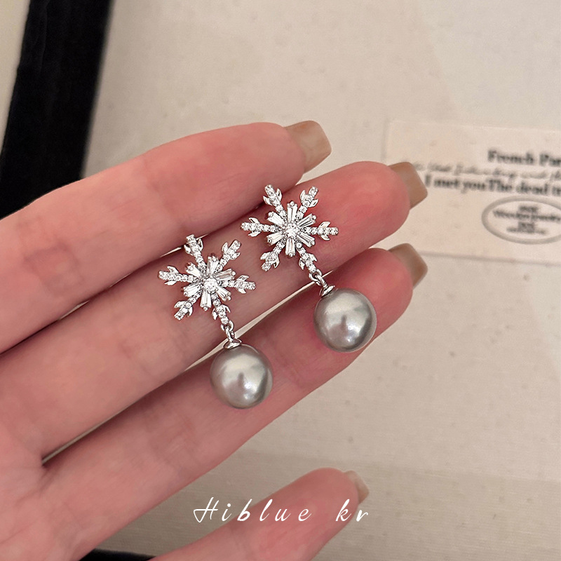 Elegant Snowflake Earrings with Pearls – Perfect Family Christmas Gift