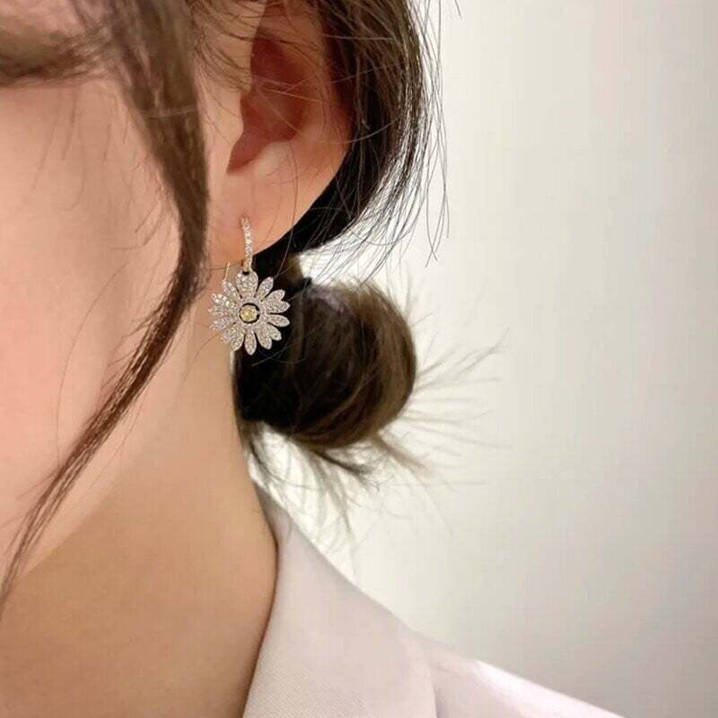 Elegant Small Daisy Flower Earrings-POIULTD