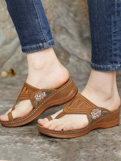 The New Embroidered Flowers, Toe Slippers, Women's Cold Slippers, Slopes, Thick Bottom Human Characters Trailer Stitching Female Clip-POIULTD