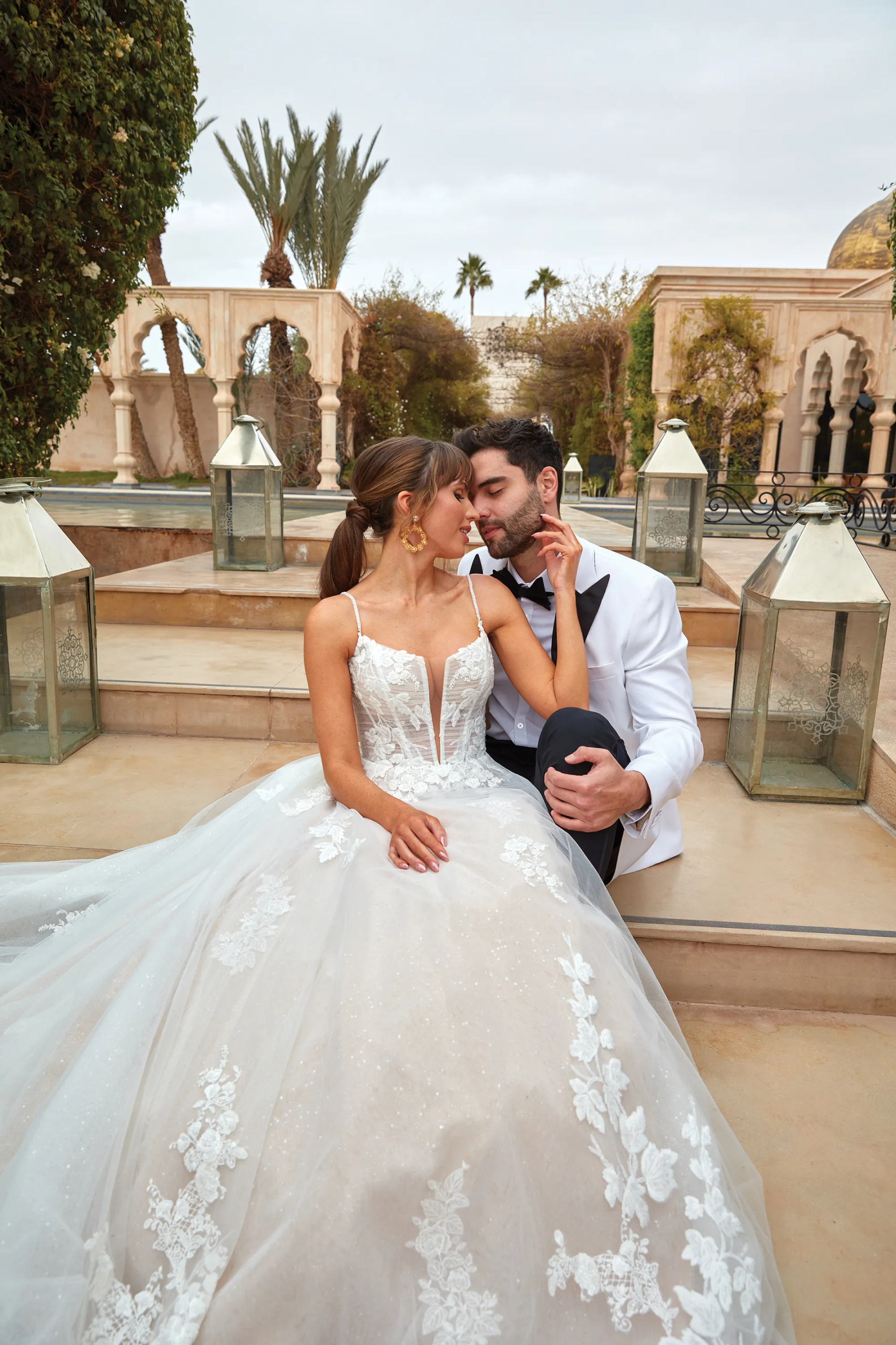 A-Line Notch Neckline Chiffon Appliques Chapel Train Wedding Dress 44432