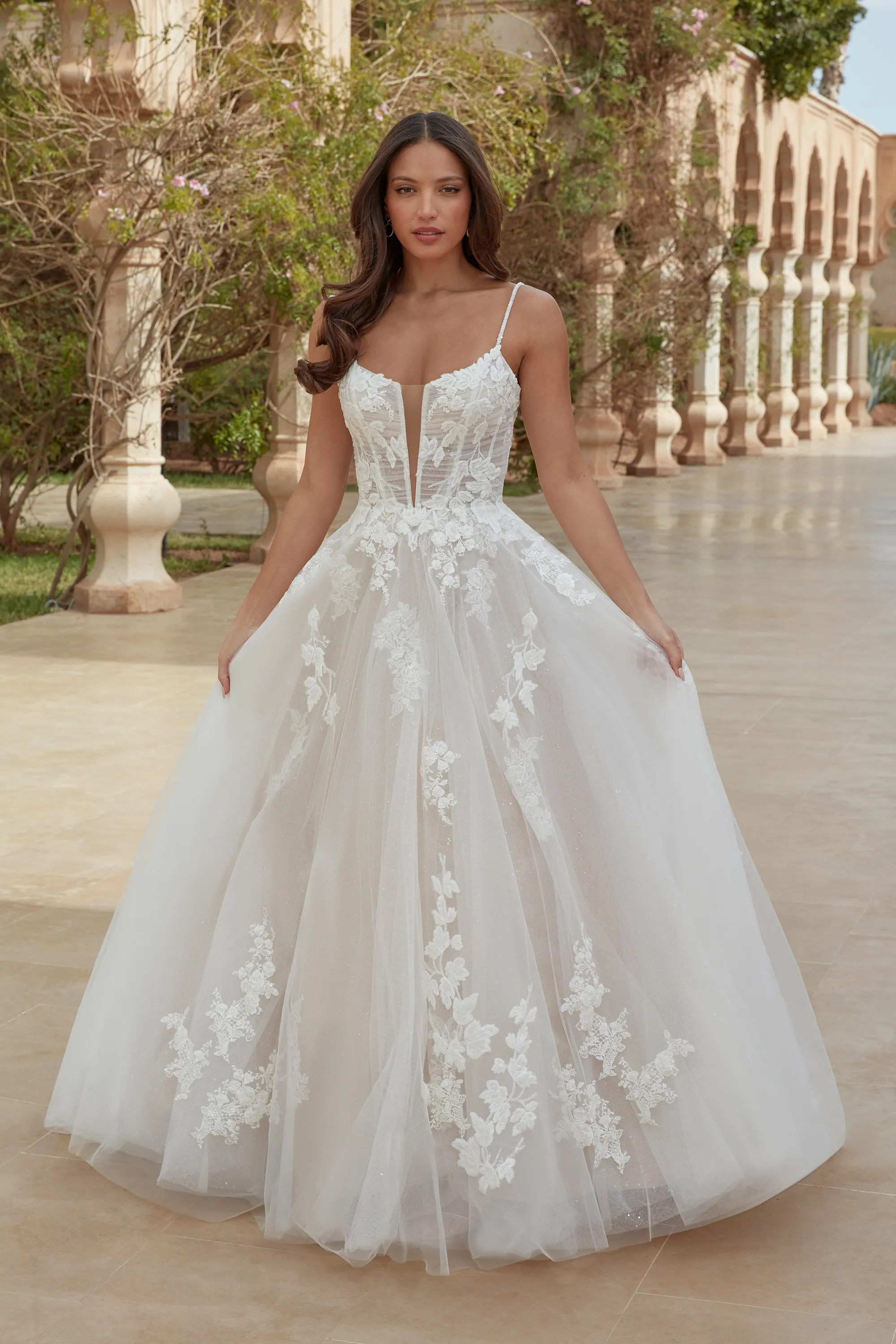 A-Line Notch Neckline Chiffon Appliques Chapel Train Wedding Dress 44432
