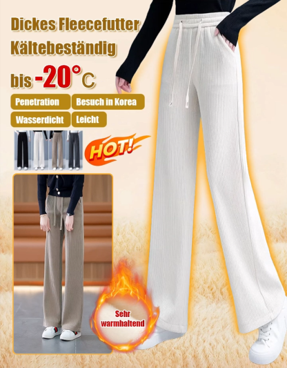 Bauchverdeckende, beinverlängernde, gefütterte, bequeme weite Hose.