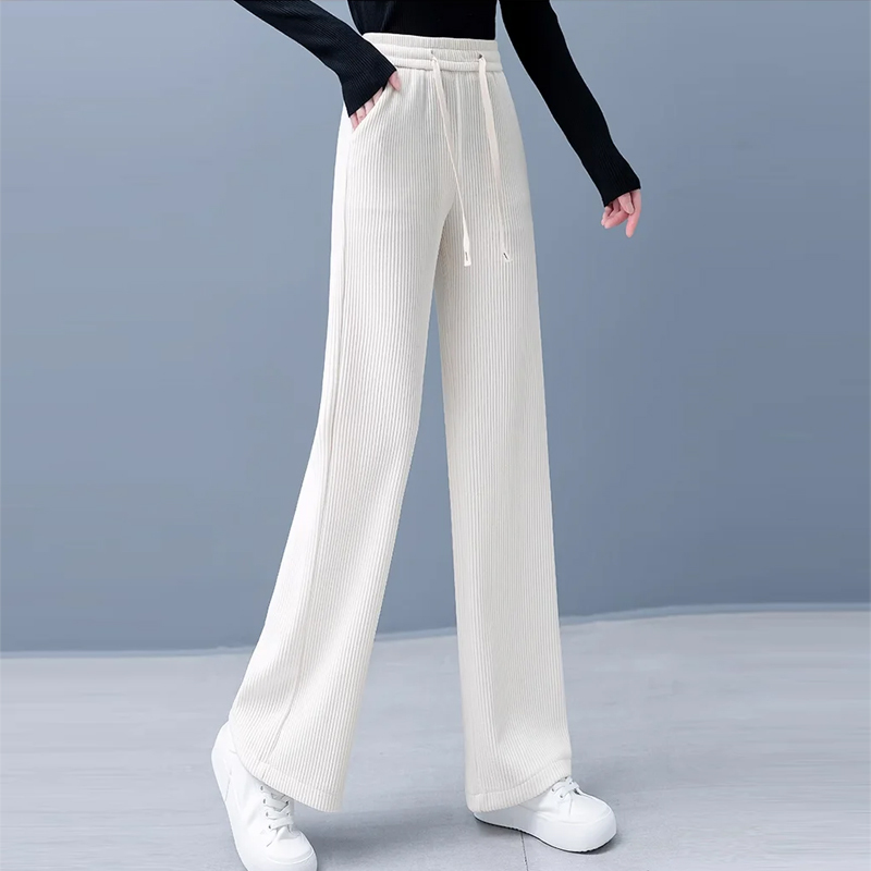 Bauchverdeckende, beinverlängernde, gefütterte, bequeme weite Hose.