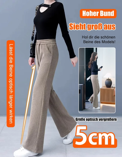 Bauchverdeckende, beinverlängernde, gefütterte, bequeme weite Hose.