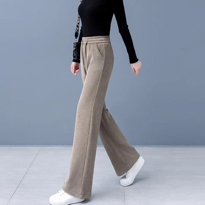 Bauchverdeckende, beinverlängernde, gefütterte, bequeme weite Hose.