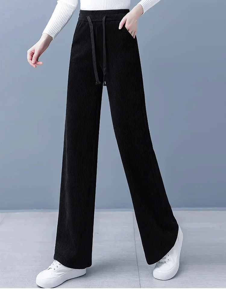 Bauchverdeckende, beinverlängernde, gefütterte, bequeme weite Hose.