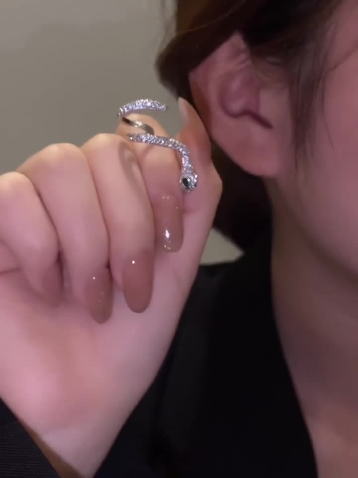 Fashionable and personalized full diamond snake-shaped earrings A Pair