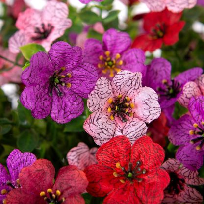 Artificial Silk Flowers Hanging Basket for Outdoor Indoor, Daisy with Eucalyptus Leaves Arrangement for Garden Yard Spring Summer Decor, Faux Green Plant in Metal Coconut Lining Pot(Red Purple)