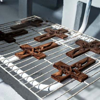 🔥Last Day Special Sale 49% OFF-❤️Intertwined Hearts Wooden Cross (Factory Outlet)