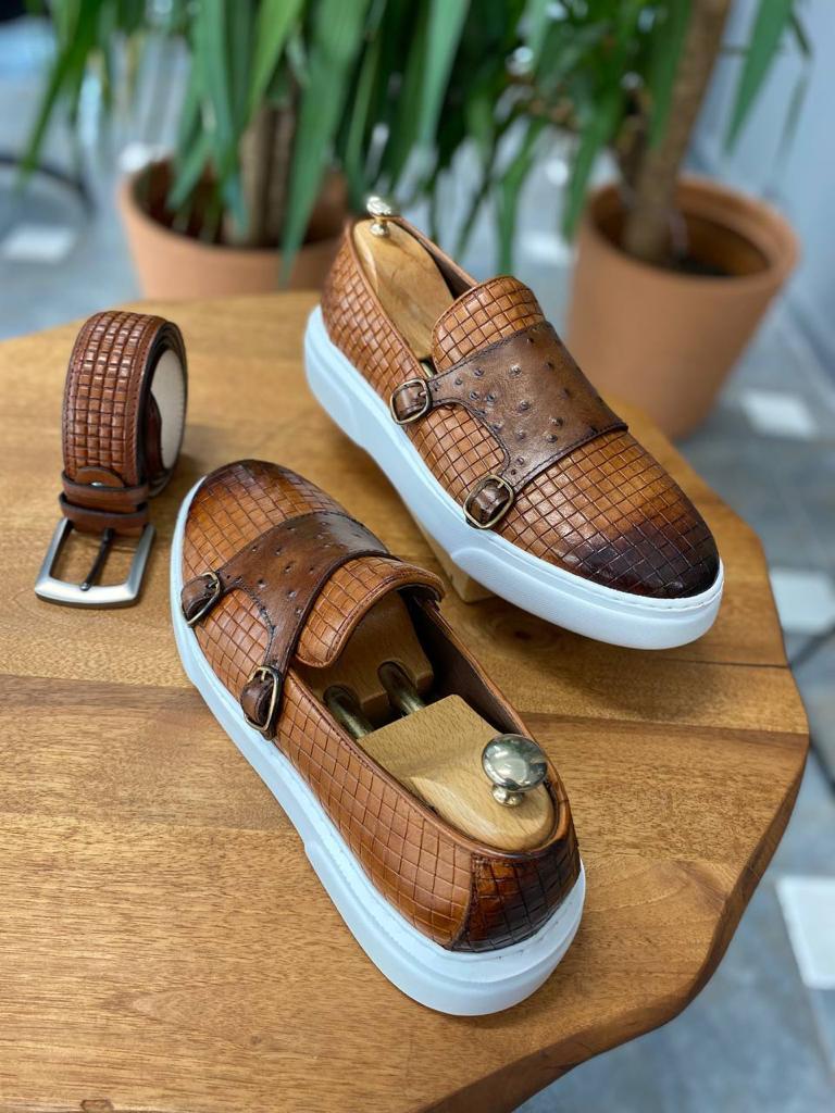 Kamelfarbener Ledersneaker mit Doppelschnalle