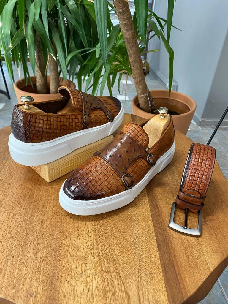 Kamelfarbener Ledersneaker mit Doppelschnalle