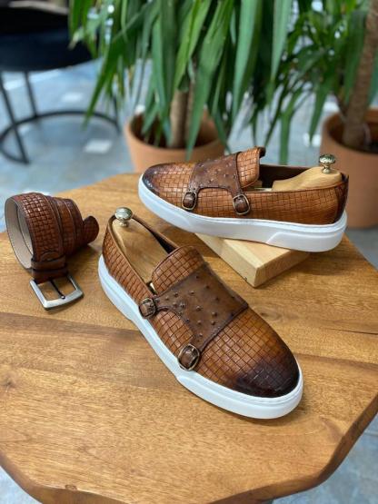 Kamelfarbener Ledersneaker mit Doppelschnalle