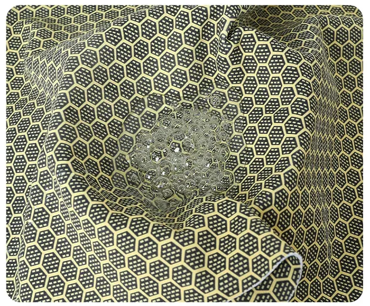 Innovative material retains heat efficiently, demonstrated by maintaining boiling water temperatures for up to 15 seconds.