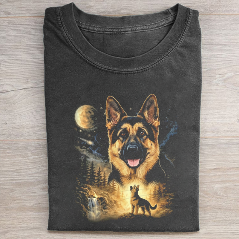German Shepherd Howling to The Moon Vintage T-shirt