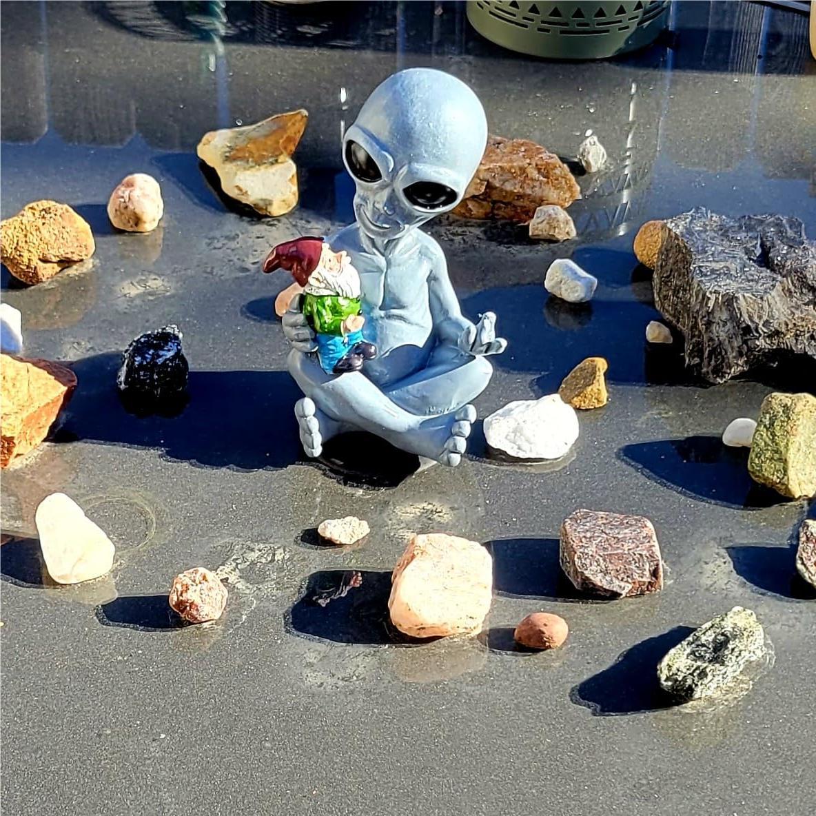 Potiwell Alien Hugging Gnome Garden Decoration Statue, Resin Alien Dwarf Statue, Waterproof Garden Alien and Gnome Statue