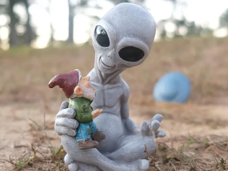 Potiwell Alien Hugging Gnome Garden Decorative Statue (Limited Time Offer)