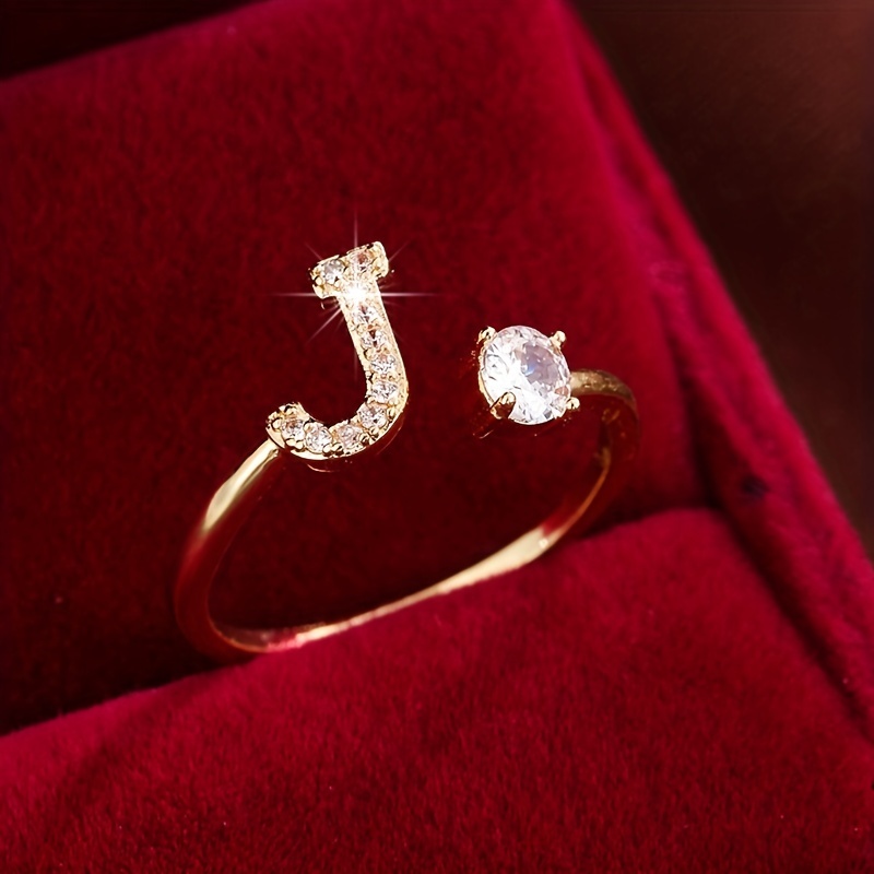 Inel înconjurat cu litere elegant, cu zirconi strălucitori