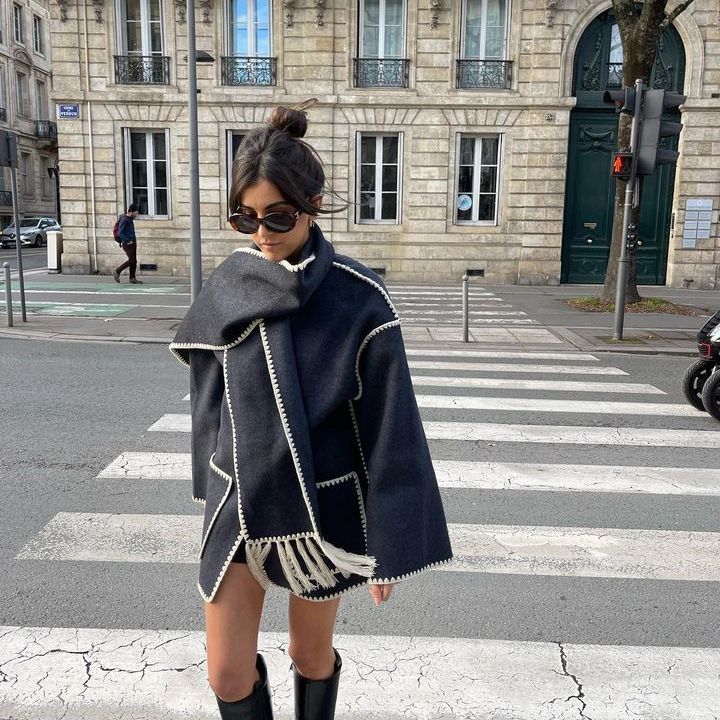 Noua preferată la modă de iarnă! ❄️💫 Jachetă îngroșată la modă, design lejer cu eșarfă: un pachet cald, plus trendy! 🧥🌈