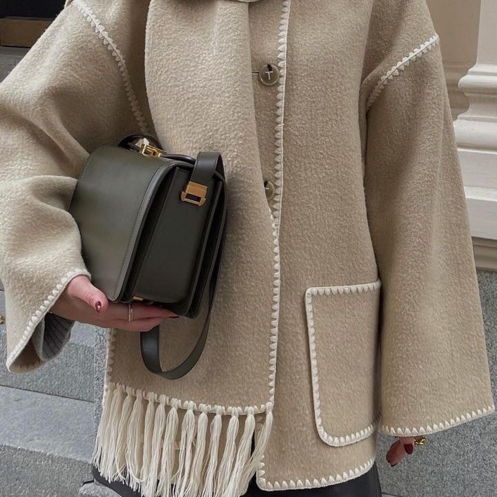 Noua preferată la modă de iarnă! ❄️💫 Jachetă îngroșată la modă, design lejer cu eșarfă: un pachet cald, plus trendy! 🧥🌈