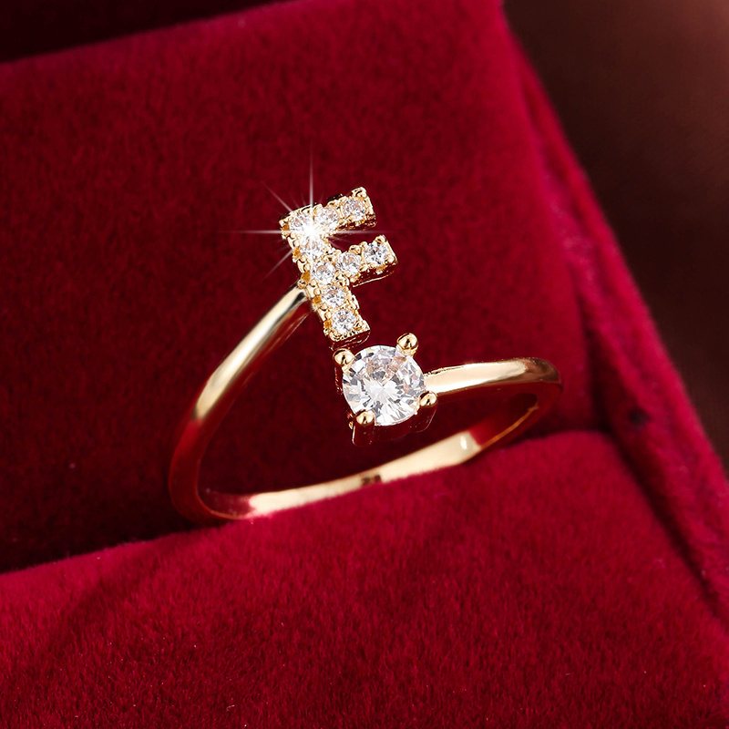 Inel înconjurat cu litere elegant, cu zirconi strălucitori