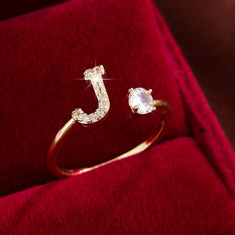 Inel înconjurat cu litere elegant, cu zirconi strălucitori