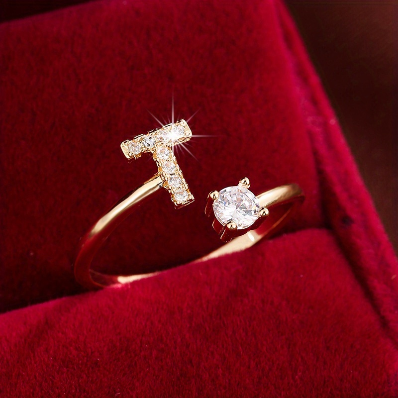 Inel înconjurat cu litere elegant, cu zirconi strălucitori