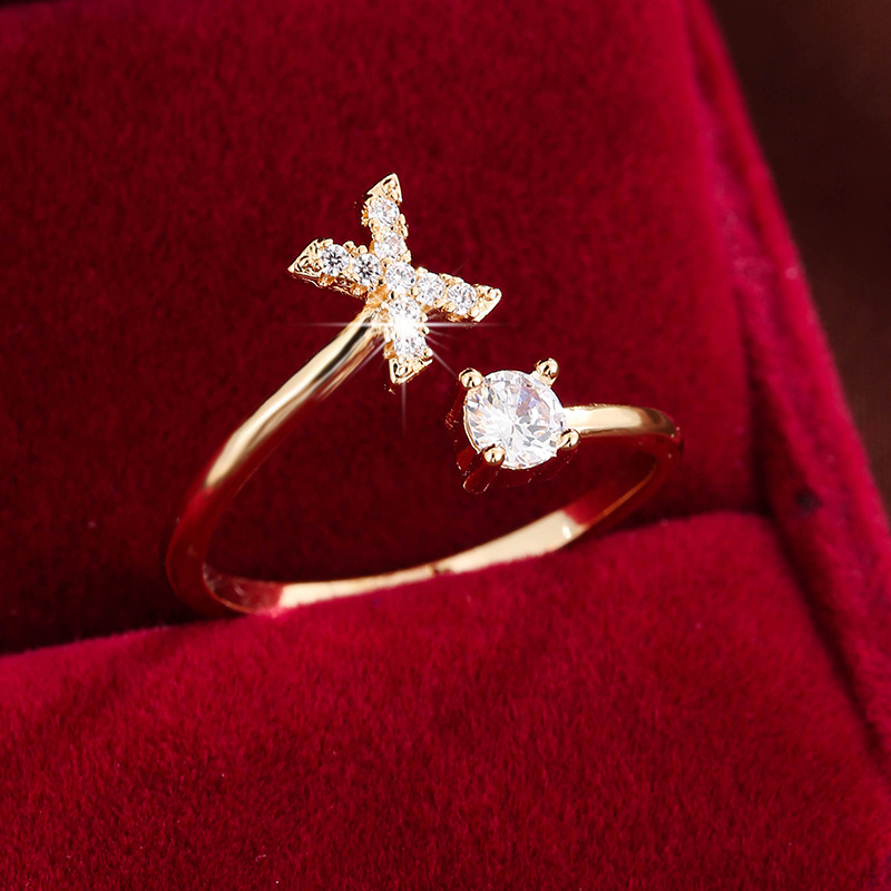 Inel înconjurat cu litere elegant, cu zirconi strălucitori