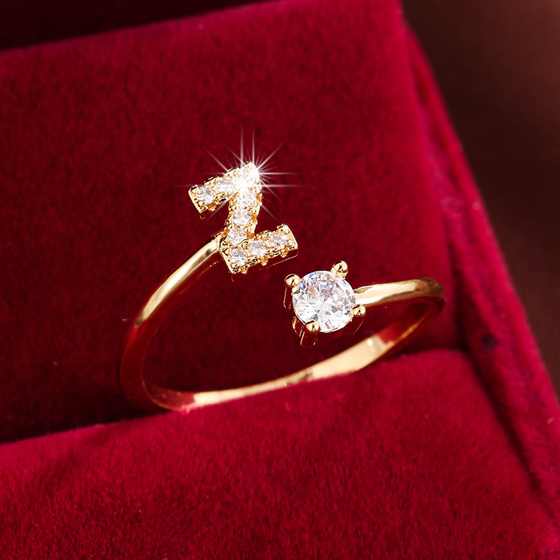 Inel înconjurat cu litere elegant, cu zirconi strălucitori