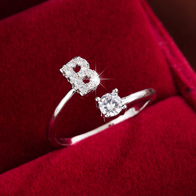 Inel înconjurat cu litere elegant, cu zirconi strălucitori