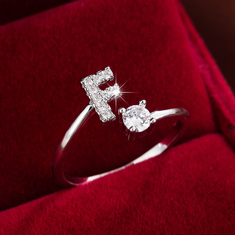 Inel înconjurat cu litere elegant, cu zirconi strălucitori